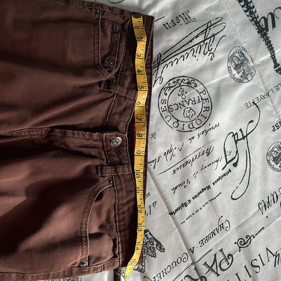 Clearing clothes out of closet the size is 3 it don’t show 3 so I put it 2 - Picture 2 of 4